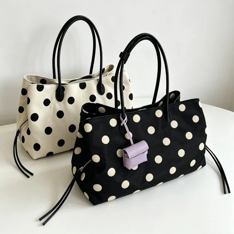 Polka Dot Nylon Multi-layer Tote Bag New Korean Fashion Large Capacity Shoulder Bag Women's Simple Versatile Commuter Handbag
Polka Dot Nylon Multi-layer Tote Bag New Korean Fashion Large Capacity Shoulder Bag Women's Simple Versatile Commuter Handbag