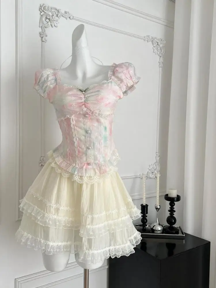 Летний комплект из двух предметов в стиле ретро в стиле бохо, женские розовые лоскутные кружевные топы с квадратным вырезом и короткими рукавами + бежевые короткие юбки с высокой талией и оборками
Летний комплект из двух предметов в стиле ретро в стиле бохо, женские розовые лоскутные кружевные топы с квадратным вырезом и короткими рукавами + бежевые короткие юбки с высокой талией и оборками