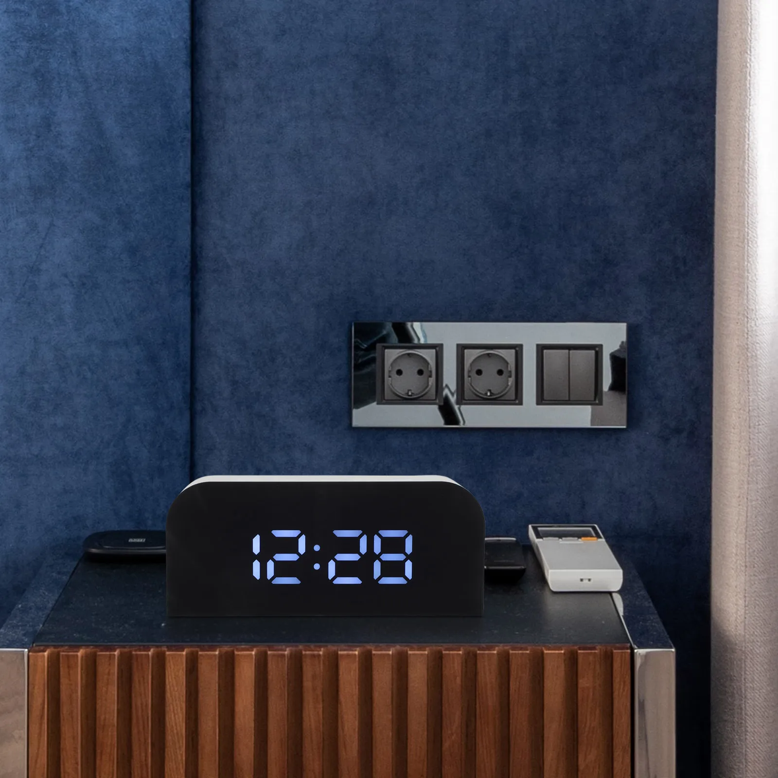 Digital Alarm Clock Large Display LED Bedroom Small Clock Big Numbers Desk Brightness Adjustable Wear Resistance for Bedrooms
Digital Alarm Clock Large Display LED Bedroom Small Clock Big Numbers Desk Brightness Adjustable Wear Resistance for Bedrooms