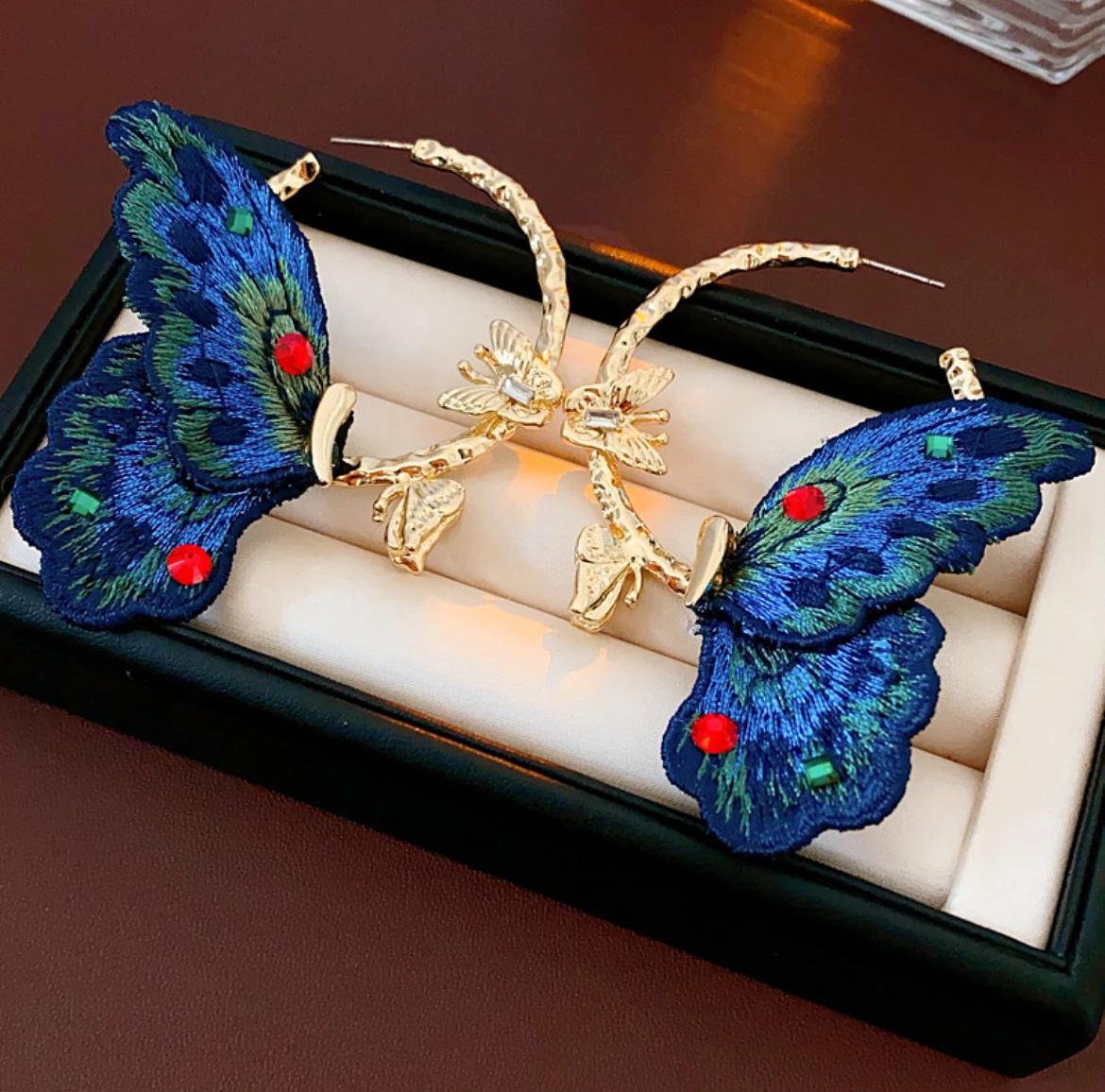 Luxurious hand-made 8 * 6.3cm embroidered butterfly earrings, creative, high-end, pendant, retro, fashionable, design, earring
Luxurious hand-made 8 * 6.3cm embroidered butterfly earrings, creative, high-end, pendant, retro, fashionable, design, earring