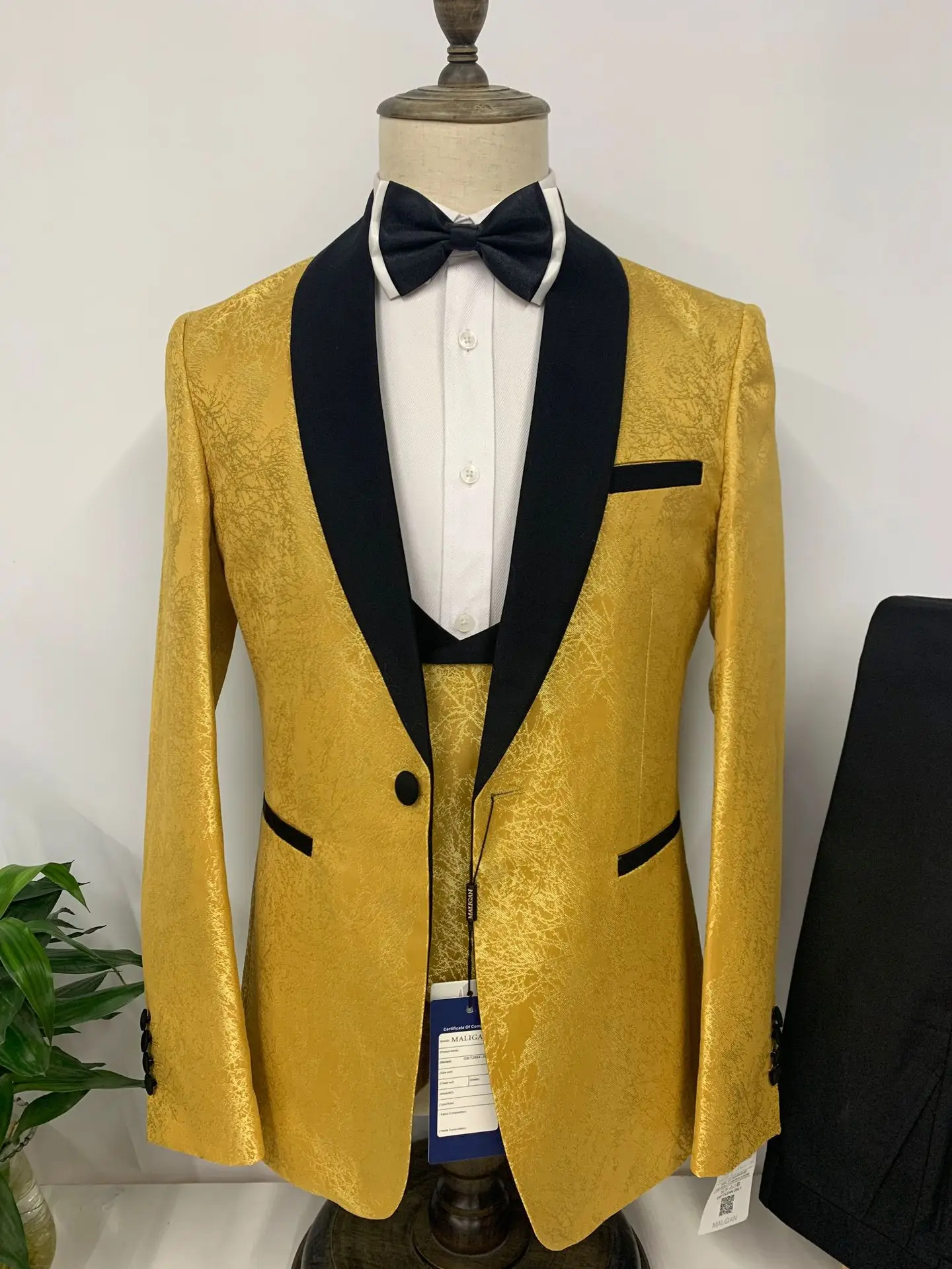 2022 Brand Elegant Red Floral Printed Suits Mens Set Slim Fit Wedding Groomsmen Groom Tuxedo Formal Prom Blazer Vest Pants 3Pcs
2022 Brand Elegant Red Floral Printed Suits Mens Set Slim Fit Wedding Groomsmen Groom Tuxedo Formal Prom Blazer Vest Pants 3Pcs