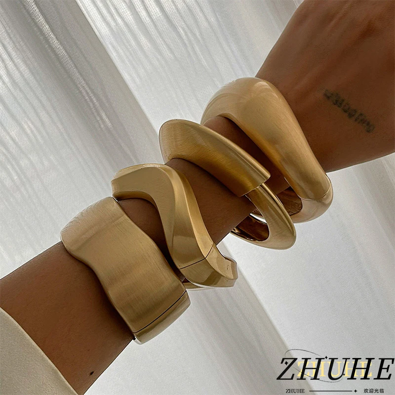 The Geometric Matte Texture Wide Spring Buckle Bracelet, Made Of Copper In A Retro Punk Style, Is A Jewelry Accessory For Women
The Geometric Matte Texture Wide Spring Buckle Bracelet, Made Of Copper In A Retro Punk Style, Is A Jewelry Accessory For Women