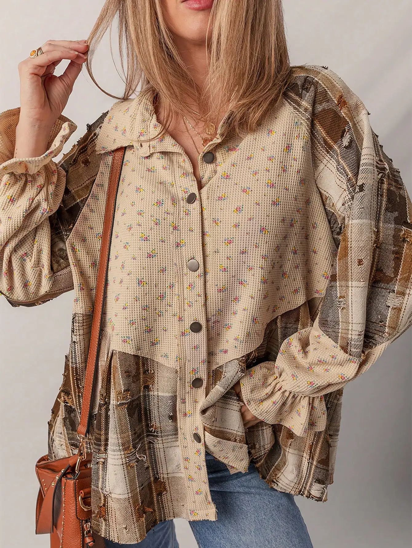 Куртка-рубашка в стиле бохо с цветочным принтом, клетчатыми вставками, рюшами на рукавах и эффектом потертости
Куртка-рубашка в стиле бохо с цветочным принтом, клетчатыми вставками, рюшами на рукавах и эффектом потертости