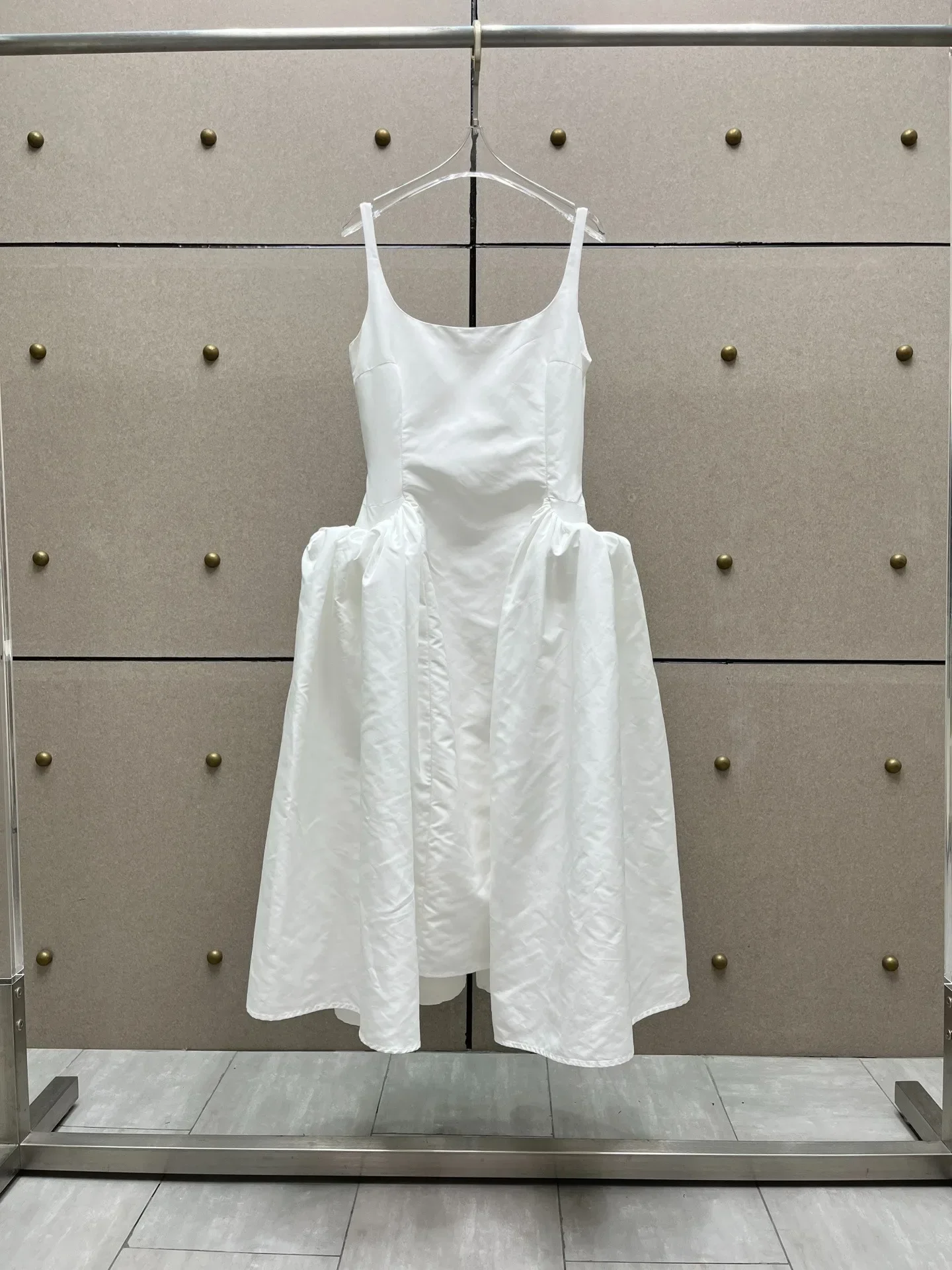 High Street Top Quality Black White Color Sleeveless Pleated Sides Midi Dress 2024 New Summer Elegant Clothing for Women
High Street Top Quality Black White Color Sleeveless Pleated Sides Midi Dress 2024 New Summer Elegant Clothing for Women