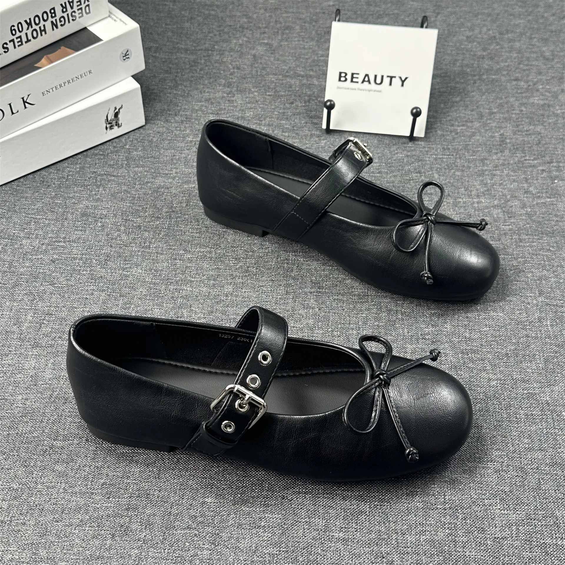 Bow-knot Round Toe Women Shoes Solid Buckle Strap Flats Summer Cover Heels Mary Janes Fashion Design Shoes
Bow-knot Round Toe Women Shoes Solid Buckle Strap Flats Summer Cover Heels Mary Janes Fashion Design Shoes
