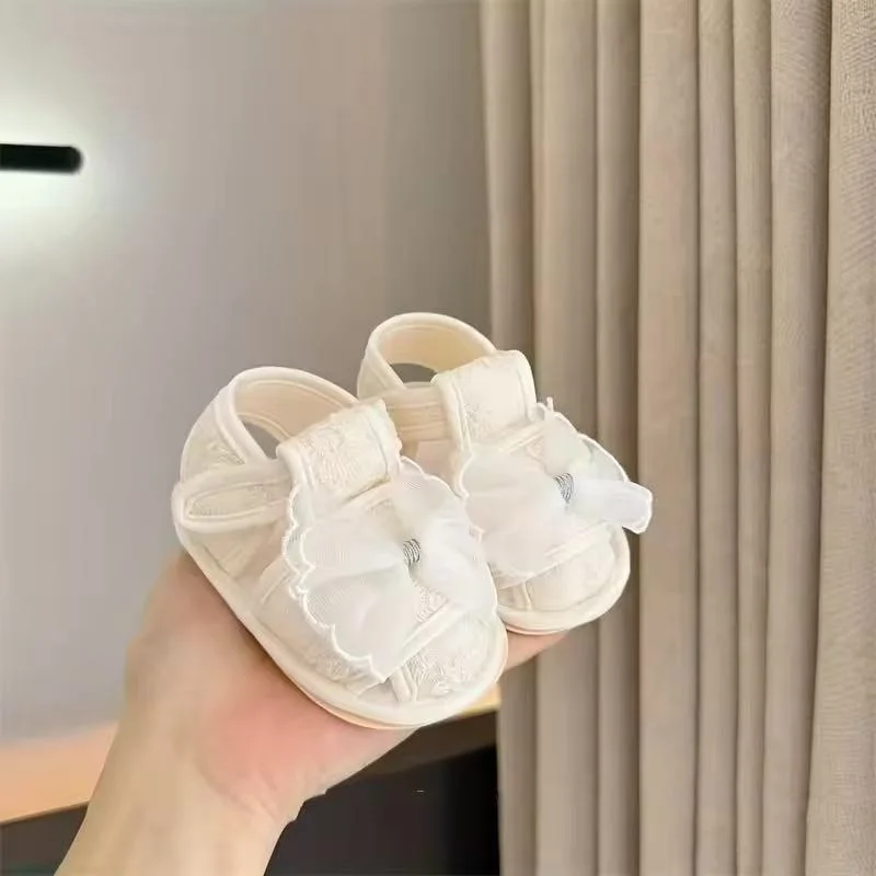 0-1 Year Old Summer Baby Shoes Baby Soft Sole Walking Garden Sandals Cute Lace Bow Non slip Breathable Baby Bed Shoes
0-1 Year Old Summer Baby Shoes Baby Soft Sole Walking Garden Sandals Cute Lace Bow Non slip Breathable Baby Bed Shoes