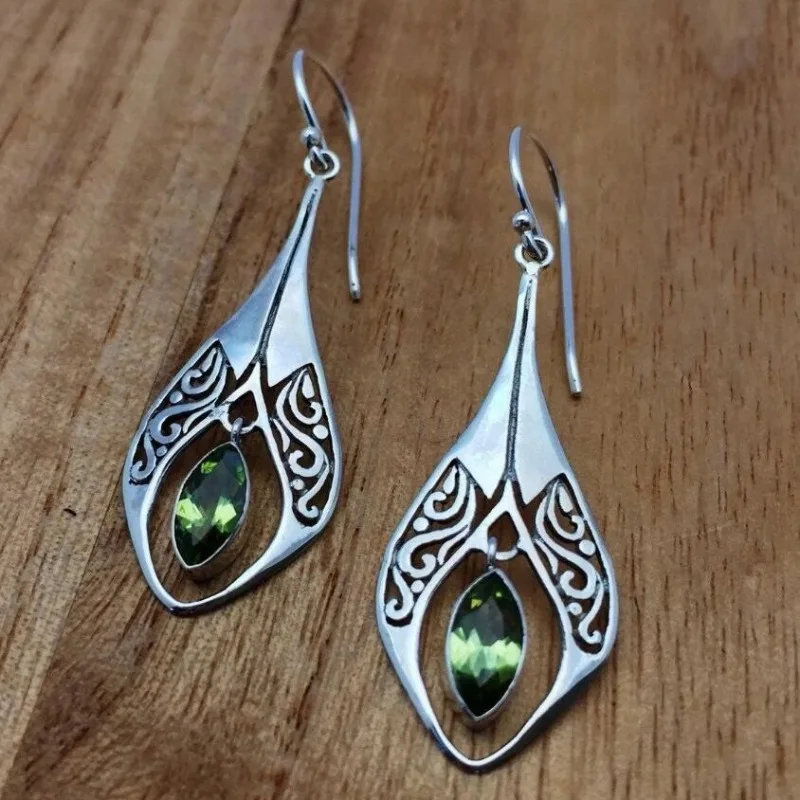 Attractive Silver Color Vintage Ethnic Style Hollow Green Stone Earrings Metal Dangle Earrings Women
Attractive Silver Color Vintage Ethnic Style Hollow Green Stone Earrings Metal Dangle Earrings Women