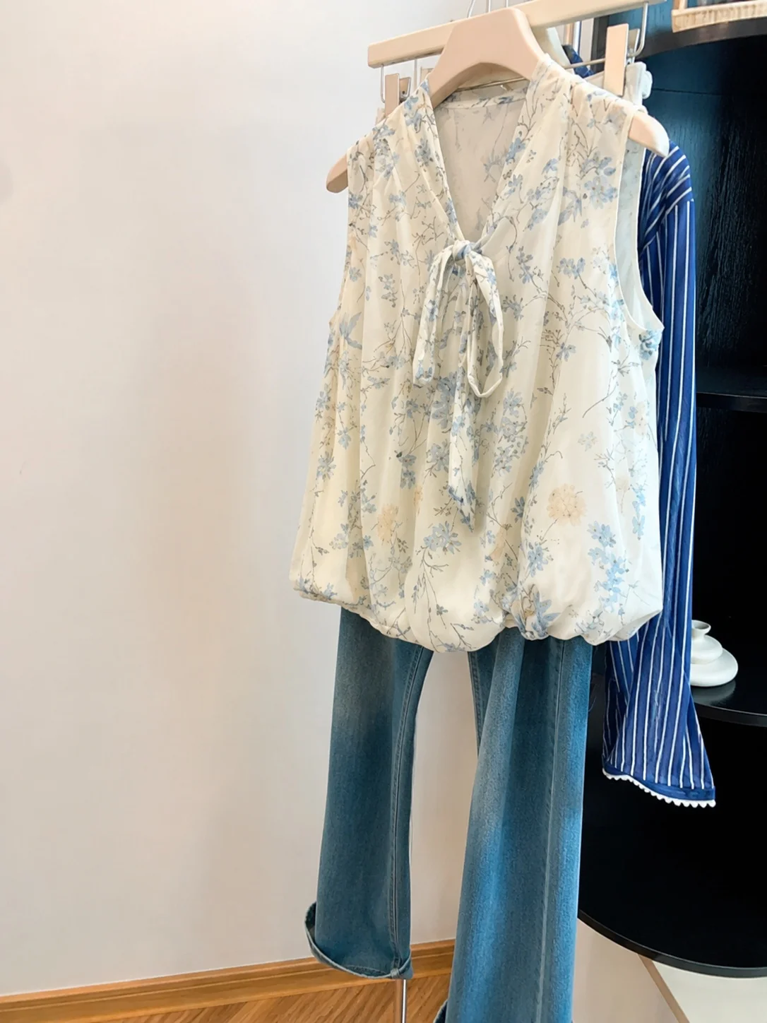 Lightweight Draped Floral Knot Waistcoat Unisex Summer Korean Sweet Bottom Fold Versatile Top Trendy
Lightweight Draped Floral Knot Waistcoat Unisex Summer Korean Sweet Bottom Fold Versatile Top Trendy