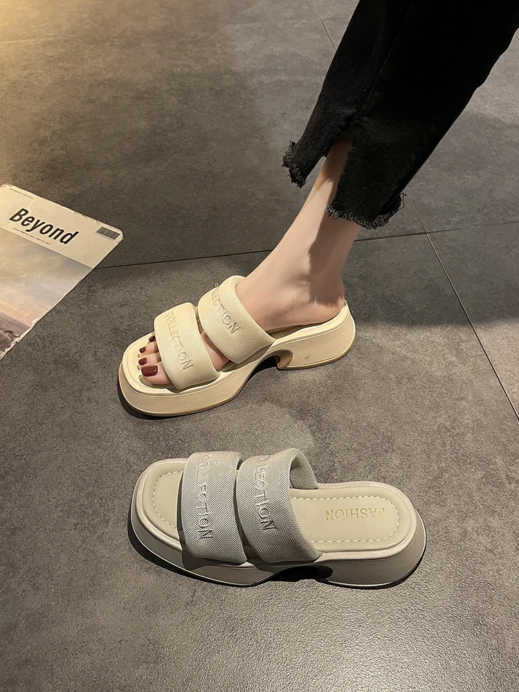 Women's slippers, summer outerwear, 2023 new minimalist embroidered soft thick bottomed beach shoes
Women's slippers, summer outerwear, 2023 new minimalist embroidered soft thick bottomed beach shoes