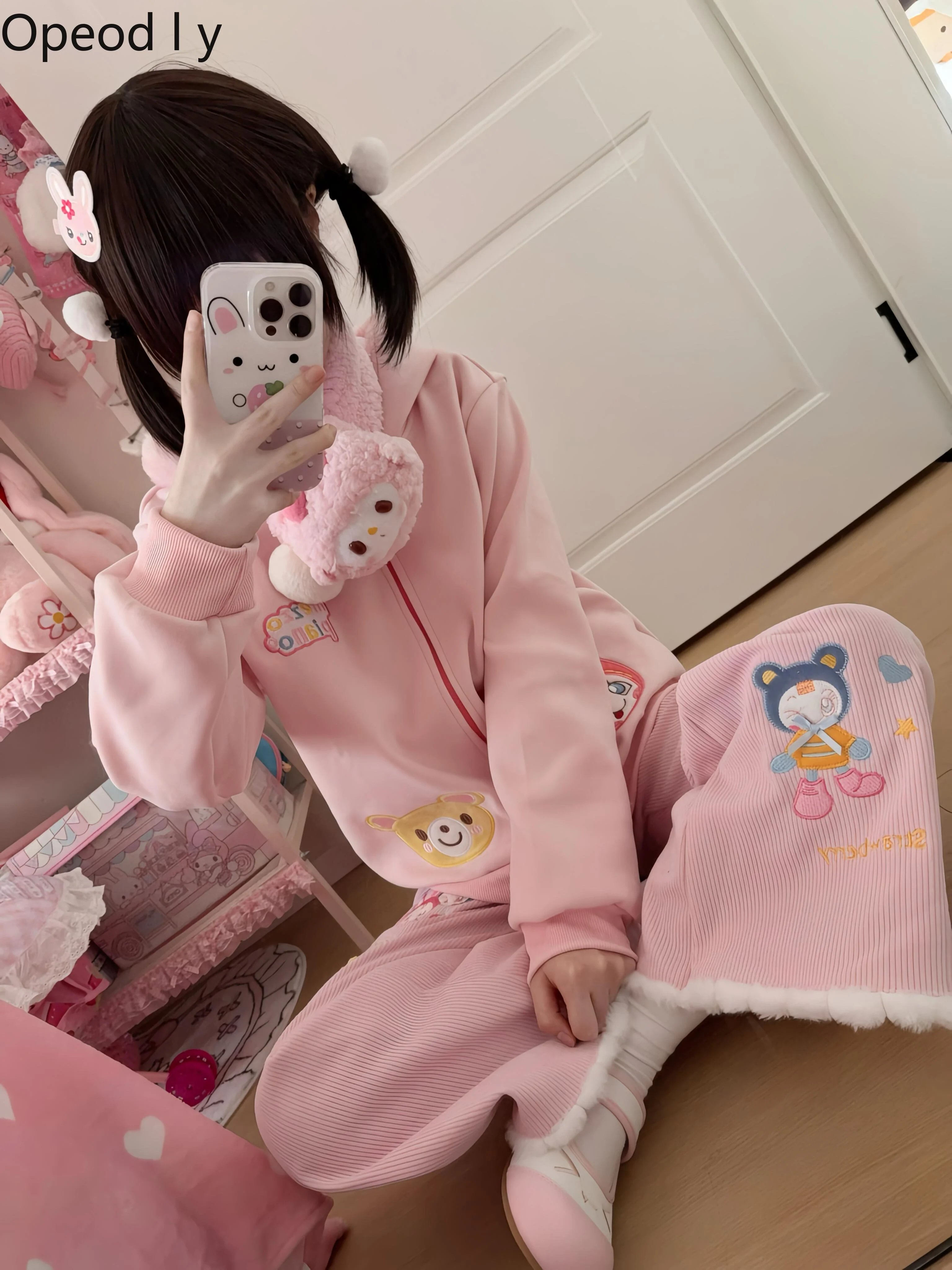 Original Cute Embroidered Long-sleeved Fleece Thickened Sweater Jacket Pant Set Spring and Autumn New Women's Two-piece Set
Original Cute Embroidered Long-sleeved Fleece Thickened Sweater Jacket Pant Set Spring and Autumn New Women's Two-piece Set