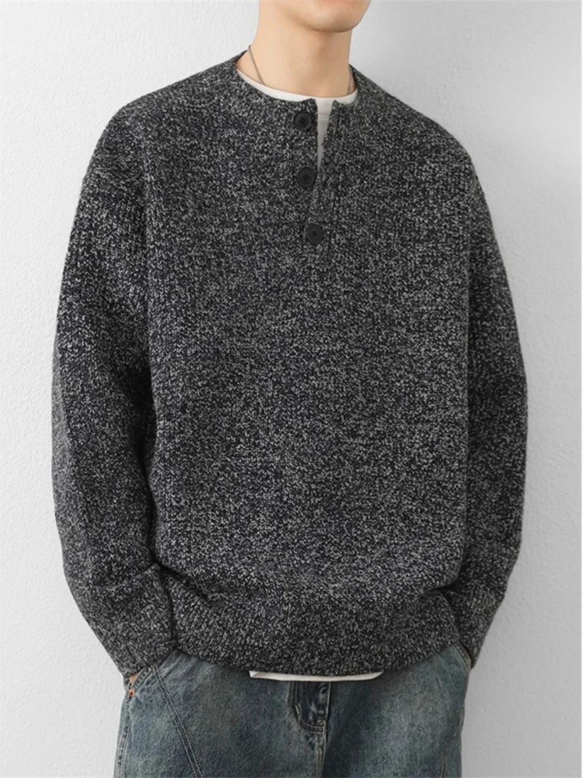 Мужской свитер с V-образным вырезом на пуговицах, свободный вязаный джемпер для зимы, повседневная одежда, молодежный модный стиль
Мужской свитер с V-образным вырезом на пуговицах, свободный вязаный джемпер для зимы, повседневная одежда, молодежный модный стиль