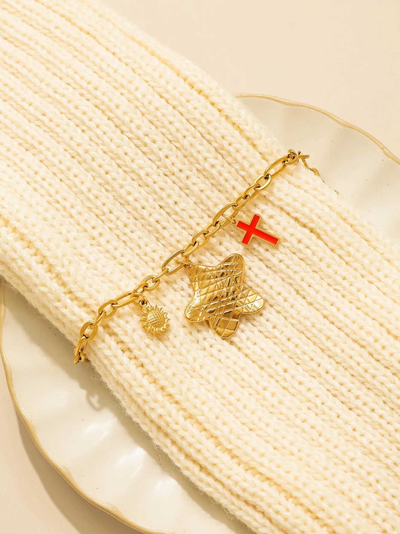 Vintage 316L Stainless Steel Star Sunflower Oil Drop Red Cross Pendant Women's Daily Bracelet Gold Jewelry Waterproof Gift 
Vintage 316L Stainless Steel Star Sunflower Oil Drop Red Cross Pendant Women's Daily Bracelet Gold Jewelry Waterproof Gift