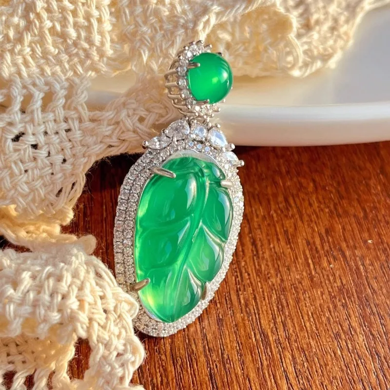 Элитный кулон из натурального зеленого халцедона в форме листа с бриллиантами - Китайский талисман удачи для женщин, приносящий богатство и защиту
Элитный кулон из натурального зеленого халцедона в форме листа с бриллиантами - Китайский талисман удачи для женщин, приносящий богатство и защиту