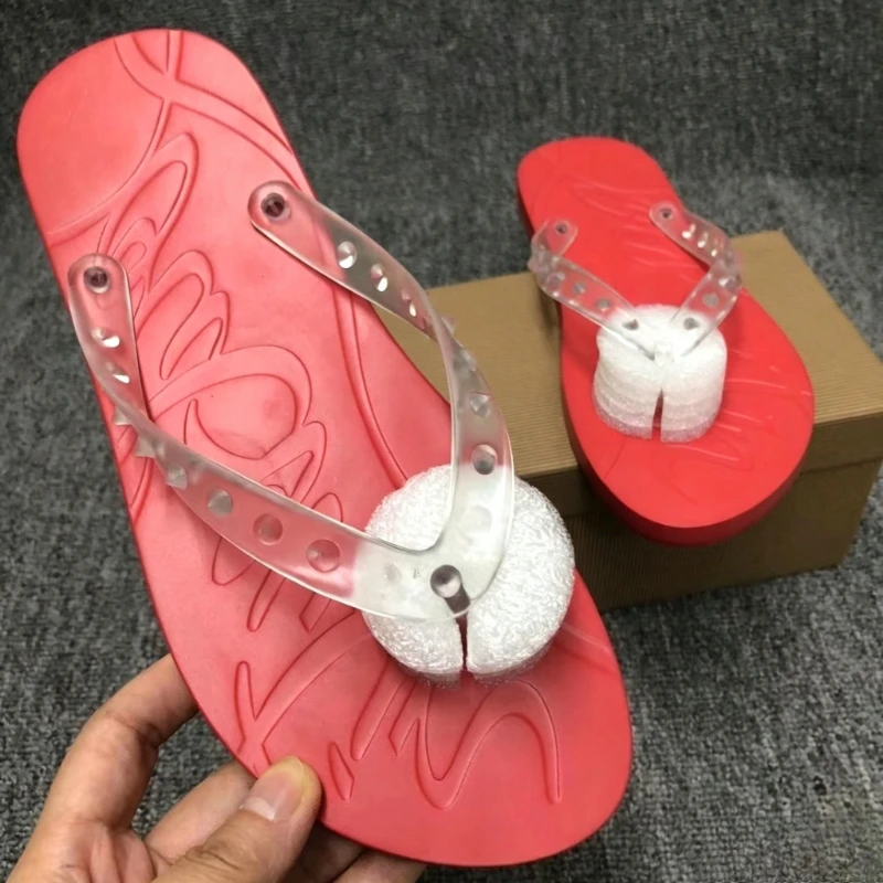 Luxury Brand Anti Slip Rivet Flip Flops Red Sole Couple Slippers Summer Outdoor Beach Shoes Casual Clip Toe Slides for Men Women
Luxury Brand Anti Slip Rivet Flip Flops Red Sole Couple Slippers Summer Outdoor Beach Shoes Casual Clip Toe Slides for Men Women