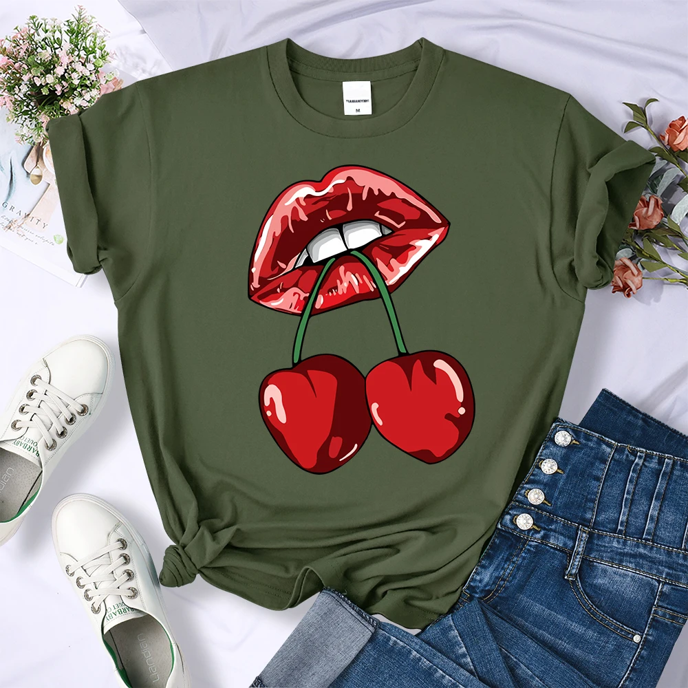 Женская футболка с принтом Cherries In The Mouth, дышащая мягкая летняя одежда в стиле хип-хоп с короткими рукавами, мягкий женский топ с круглым вырезом
Женская футболка с принтом Cherries In The Mouth, дышащая мягкая летняя одежда в стиле хип-хоп с короткими рукавами, мягкий женский топ с круглым вырезом
