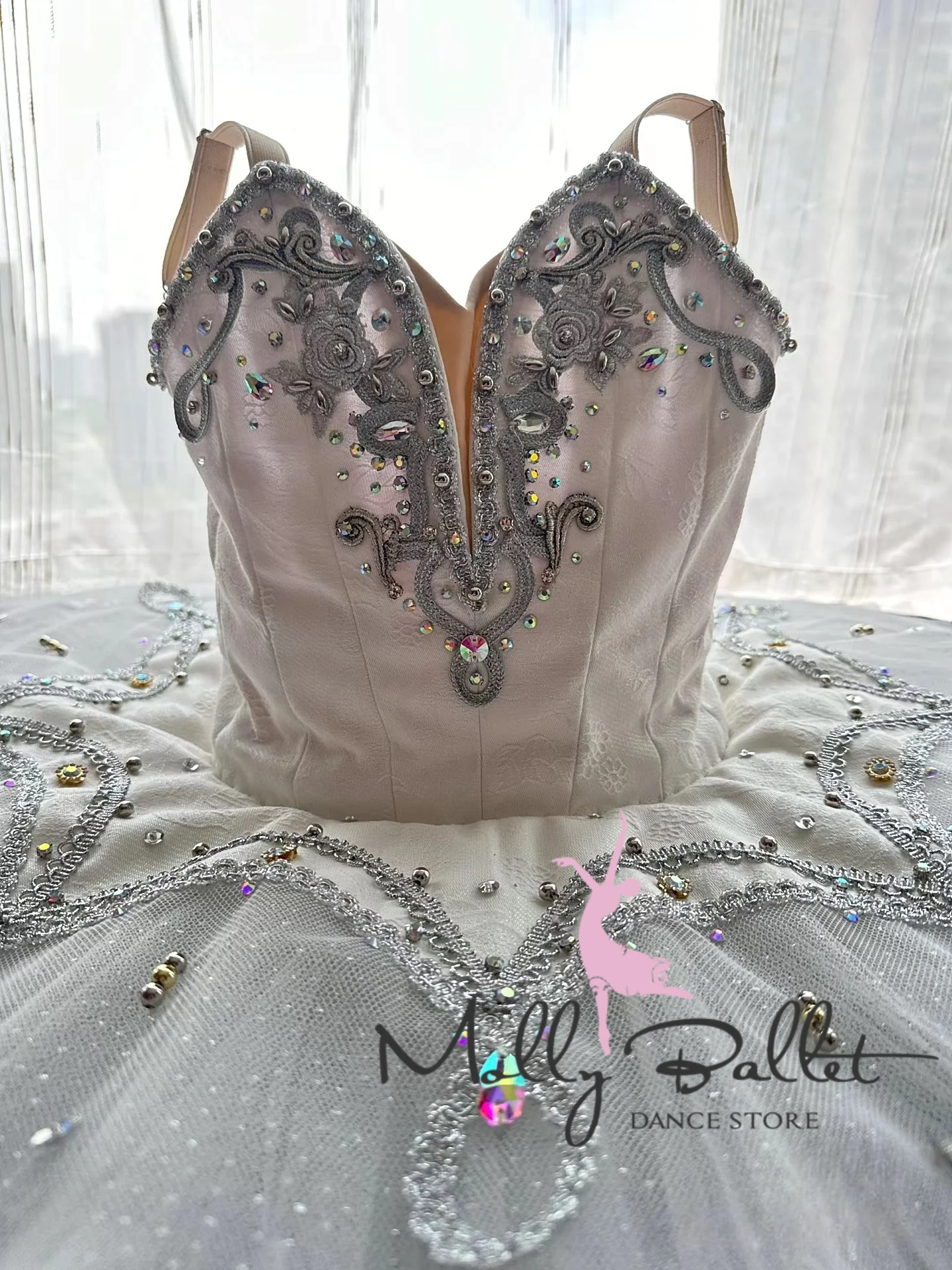 New high-end customized white silver fairy Paquita Raimunda variation TUTU tutu competition performance canopy skirt
New high-end customized white silver fairy Paquita Raimunda variation TUTU tutu competition performance canopy skirt