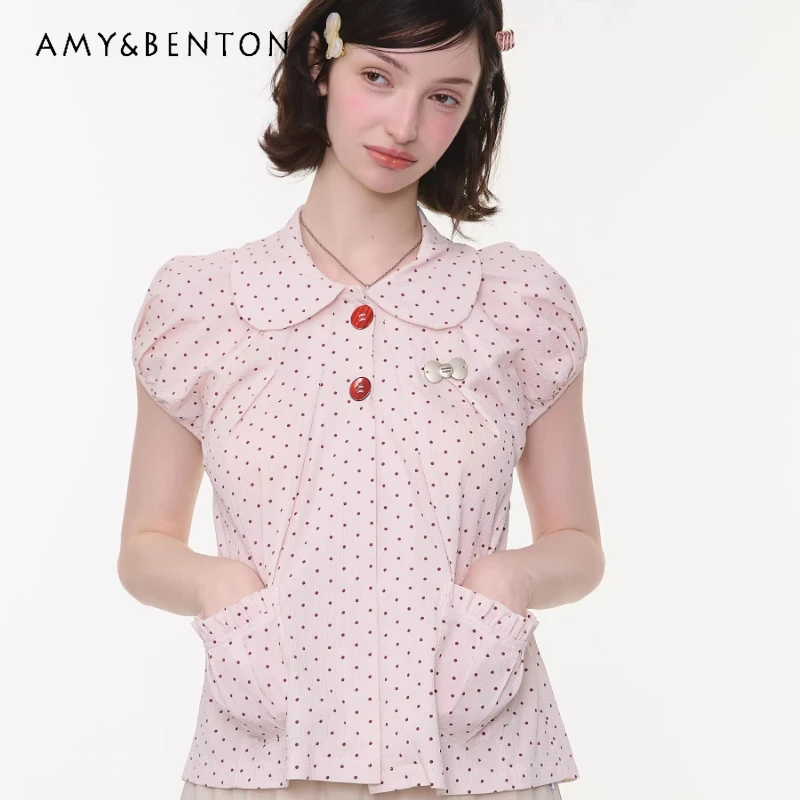 Новая летняя женская рубашка 2026 года: розовая в горошек, винтажный дизайн, милый воротник-кукла, универсальная, омолаживающая, с коротким рукавом
Новая летняя женская рубашка 2026 года: розовая в горошек, винтажный дизайн, милый воротник-кукла, универсальная, омолаживающая, с коротким рукавом