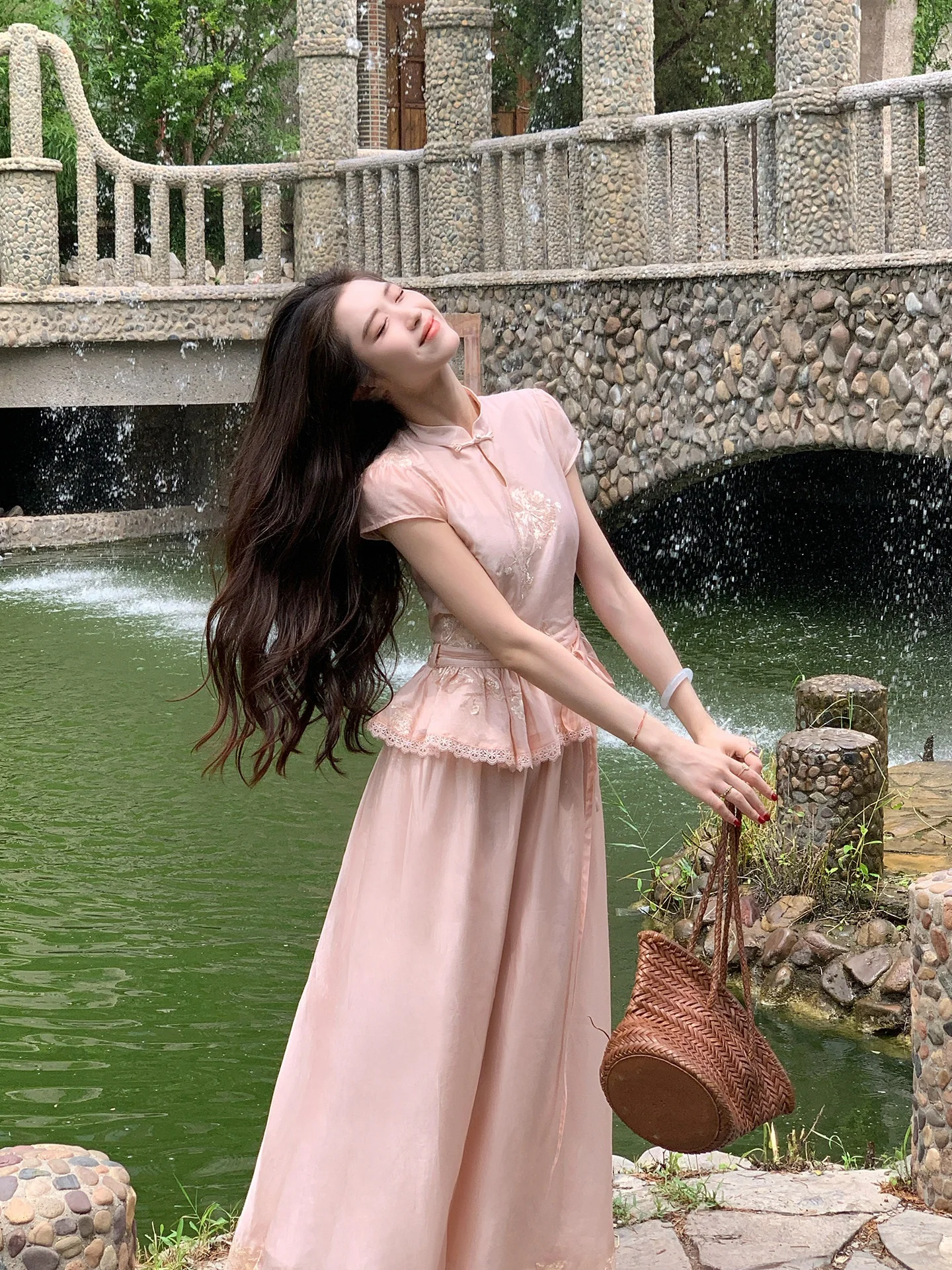 Новый китайский топ с вышивкой из бисера, женский летний шифоновый топ с кружевной отделкой, модный комплект, воротник-стойка
Новый китайский топ с вышивкой из бисера, женский летний шифоновый топ с кружевной отделкой, модный комплект, воротник-стойка