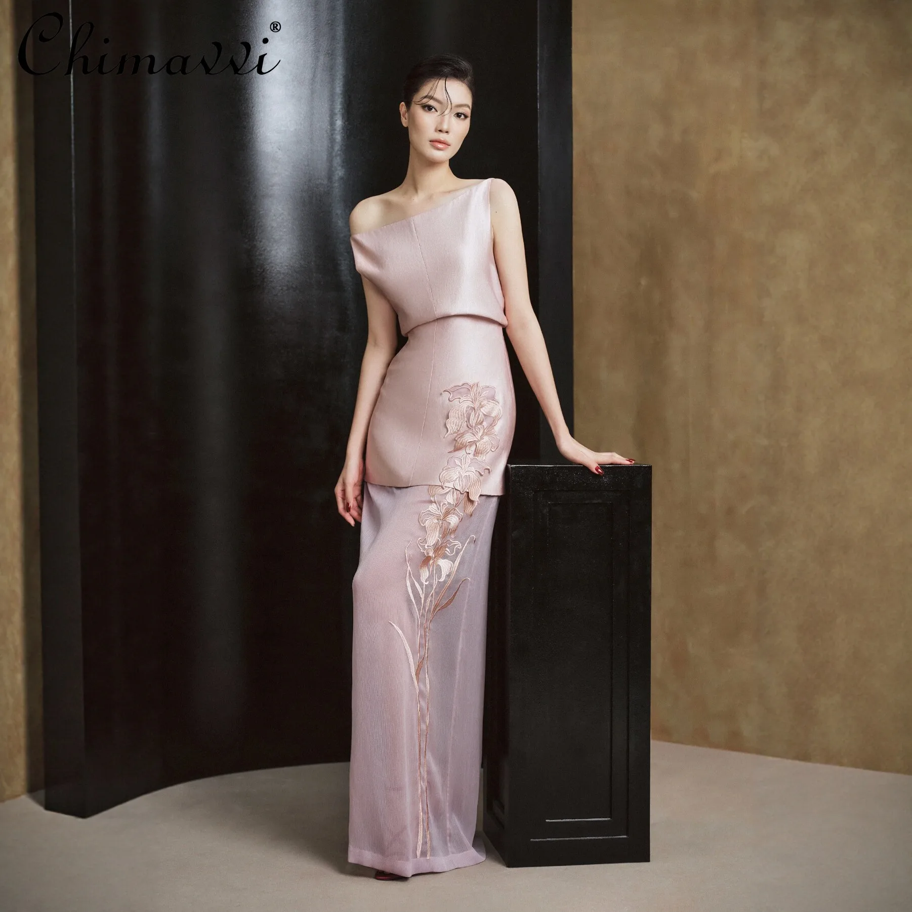 French Elegant Temperament Sleeveless Pink Short Tops High-Waisted Embroidered Hip-Wrapped Long Skirts Two-piece Set For Women
French Elegant Temperament Sleeveless Pink Short Tops High-Waisted Embroidered Hip-Wrapped Long Skirts Two-piece Set For Women