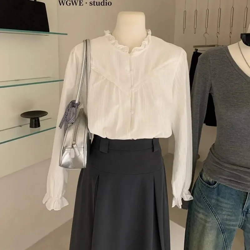 Женская белая блузка с кружевной отделкой, воротником-стойкой, длинными пышными рукавами и застежкой на пуговицах, повседневный стиль
Женская белая блузка с кружевной отделкой, воротником-стойкой, длинными пышными рукавами и застежкой на пуговицах, повседневный стиль