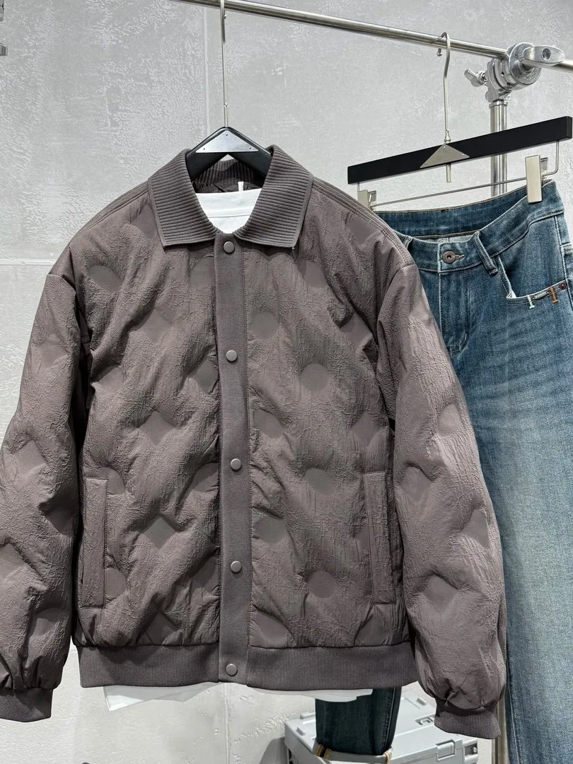 Высококачественная мужская пуховая куртка с воротником-стойкой и элементами пэчворка, теплая, с наполнителем из белого утиного пуха, зимняя, модная, морозостойкая верхняя одежда
Высококачественная мужская пуховая куртка с воротником-стойкой и элементами пэчворка, теплая, с наполнителем из белого утиного пуха, зимняя, модная, морозостойкая верхняя одежда