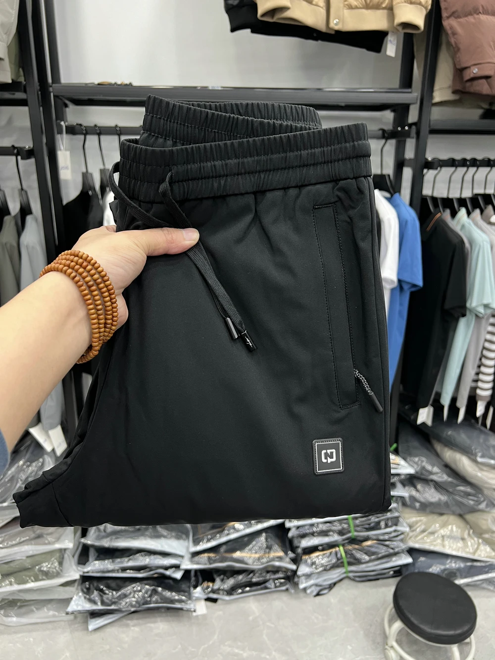 Модные повседневные зимние теплые брюки-дудочки из дутонового материала, молодежные уличные стильные прямые брюки
Модные повседневные зимние теплые брюки-дудочки из дутонового материала, молодежные уличные стильные прямые брюки