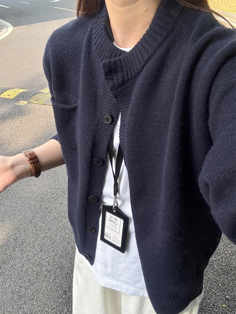 Мужской кардиган в американском ретро-стиле, свободный крой, вязаная рубашка, премиум-класс, куртка CleanFit, темно-синий цвет
Мужской кардиган в американском ретро-стиле, свободный крой, вязаная рубашка, премиум-класс, куртка CleanFit, темно-синий цвет