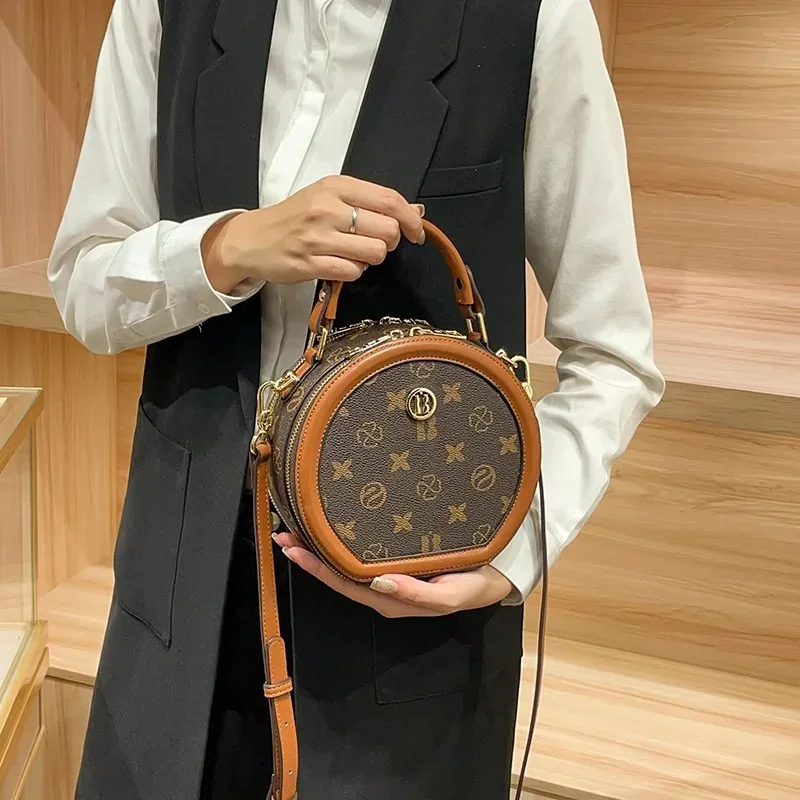 Large Capacity Classic Diaper Bag High End Casual Square Satchels Women Fashionable Crossbody Purse Stylish Commuter
Large Capacity Classic Diaper Bag High End Casual Square Satchels Women Fashionable Crossbody Purse Stylish Commuter