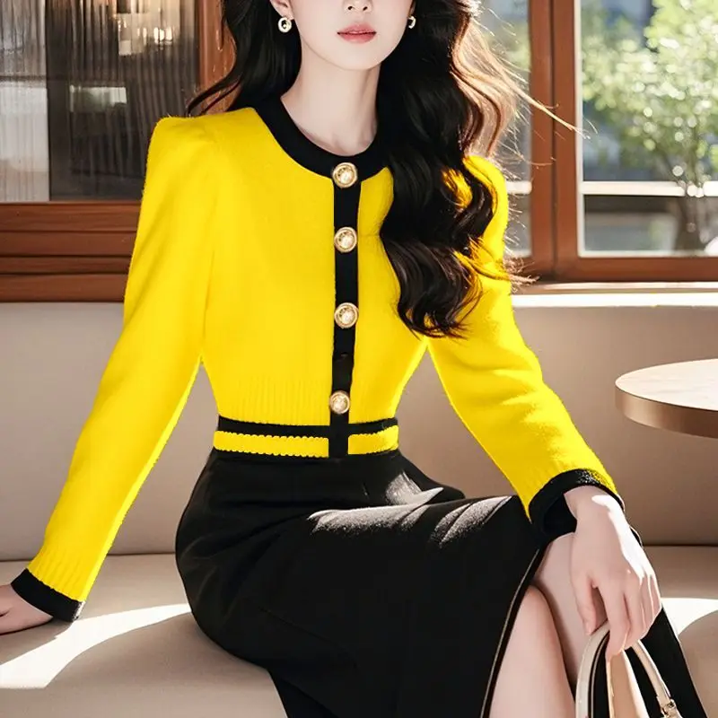 2025 Winter New Women's Clothing Rich Family Daughter Feeling Wear Small Fragrant White Knitted Sweater Slim Spring Autumn Top
2025 Winter New Women's Clothing Rich Family Daughter Feeling Wear Small Fragrant White Knitted Sweater Slim Spring Autumn Top