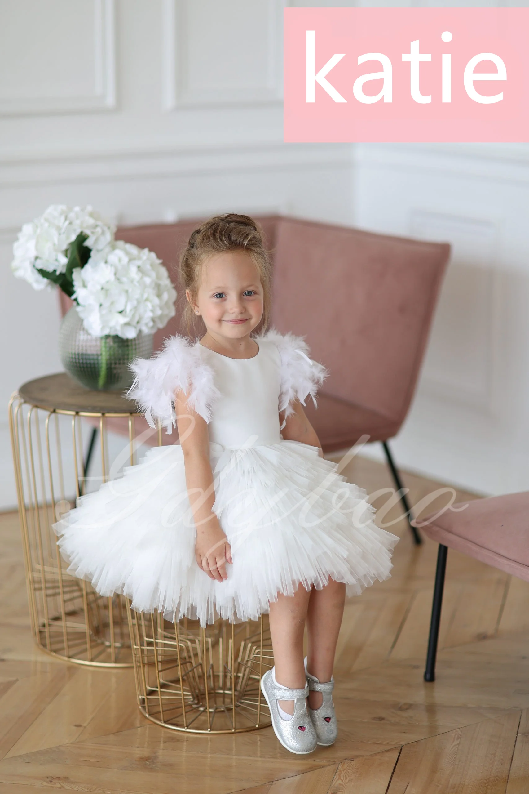 Flower Girl Dress White For Wedding Sleevelss Tulle Puffy With Feathers Princess Kids Birthday First Communion Ball Gowns
Flower Girl Dress White For Wedding Sleevelss Tulle Puffy With Feathers Princess Kids Birthday First Communion Ball Gowns