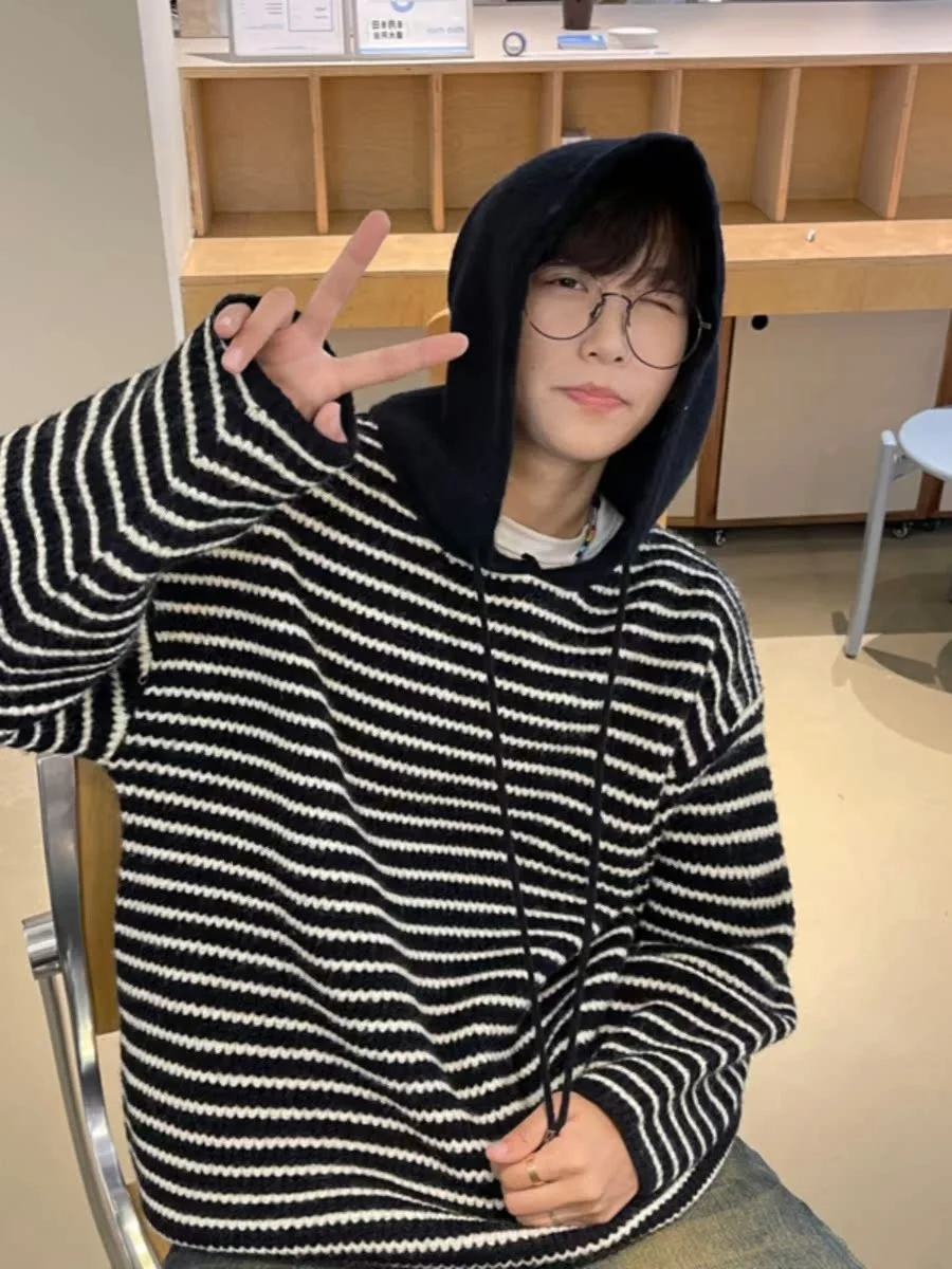 Корейский вязаный свитер-кардиган в полоску для мужчин, свободный крой, осенне-весенний, модный городской дизайн, с длинными рукавами
Корейский вязаный свитер-кардиган в полоску для мужчин, свободный крой, осенне-весенний, модный городской дизайн, с длинными рукавами