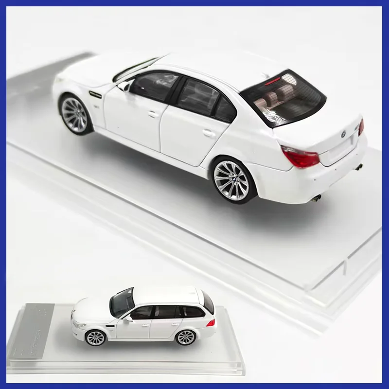 King Model 1:64 M5 E60 Sedan/Station wagon Alloy Car Model Classics Adult Souvenir Gift Toy Static Display
King Model 1:64 M5 E60 Sedan/Station wagon Alloy Car Model Classics Adult Souvenir Gift Toy Static Display
