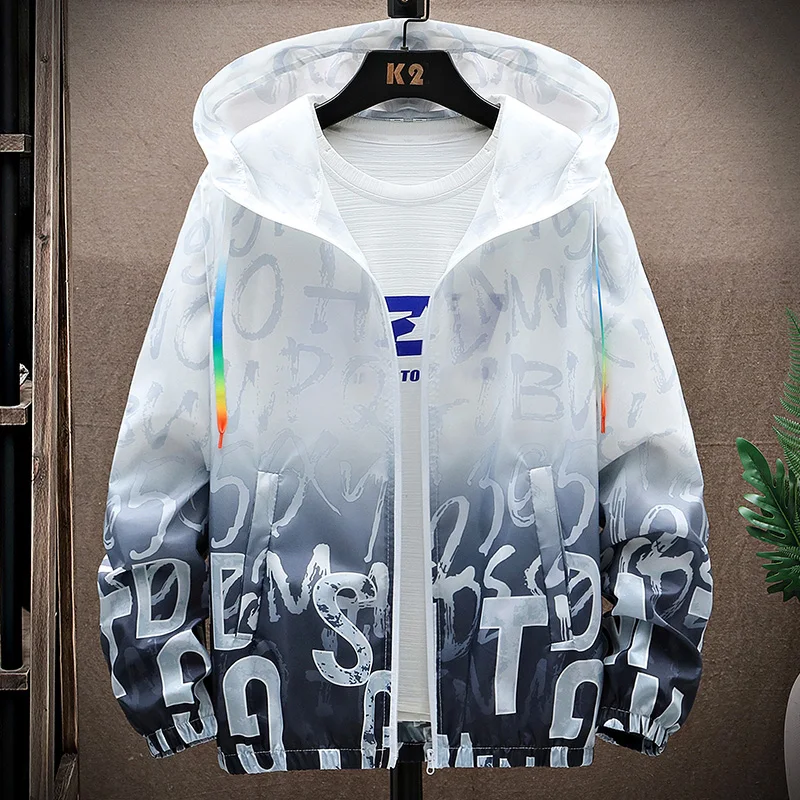 Легкая дышащая мужская летняя куртка из ледяного шелка с капюшоном, ультратонкая, с защитой от солнца, модный градиентный цветовой дизайн
Легкая дышащая мужская летняя куртка из ледяного шелка с капюшоном, ультратонкая, с защитой от солнца, модный градиентный цветовой дизайн