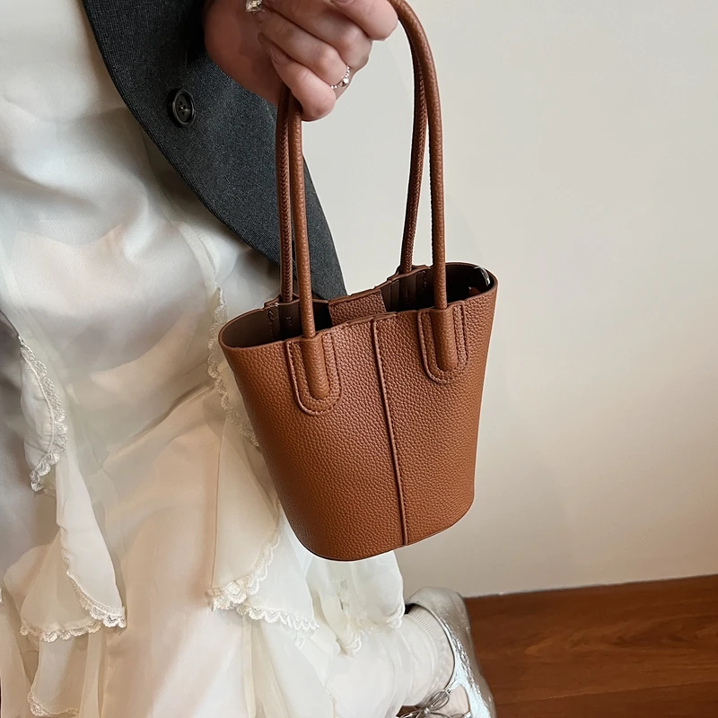 Women Luxury Leather Fashion Designer Classic Crossbody Tote Bag Elegant Shoulder Handbag For Daily Modern Wear
Women Luxury Leather Fashion Designer Classic Crossbody Tote Bag Elegant Shoulder Handbag For Daily Modern Wear