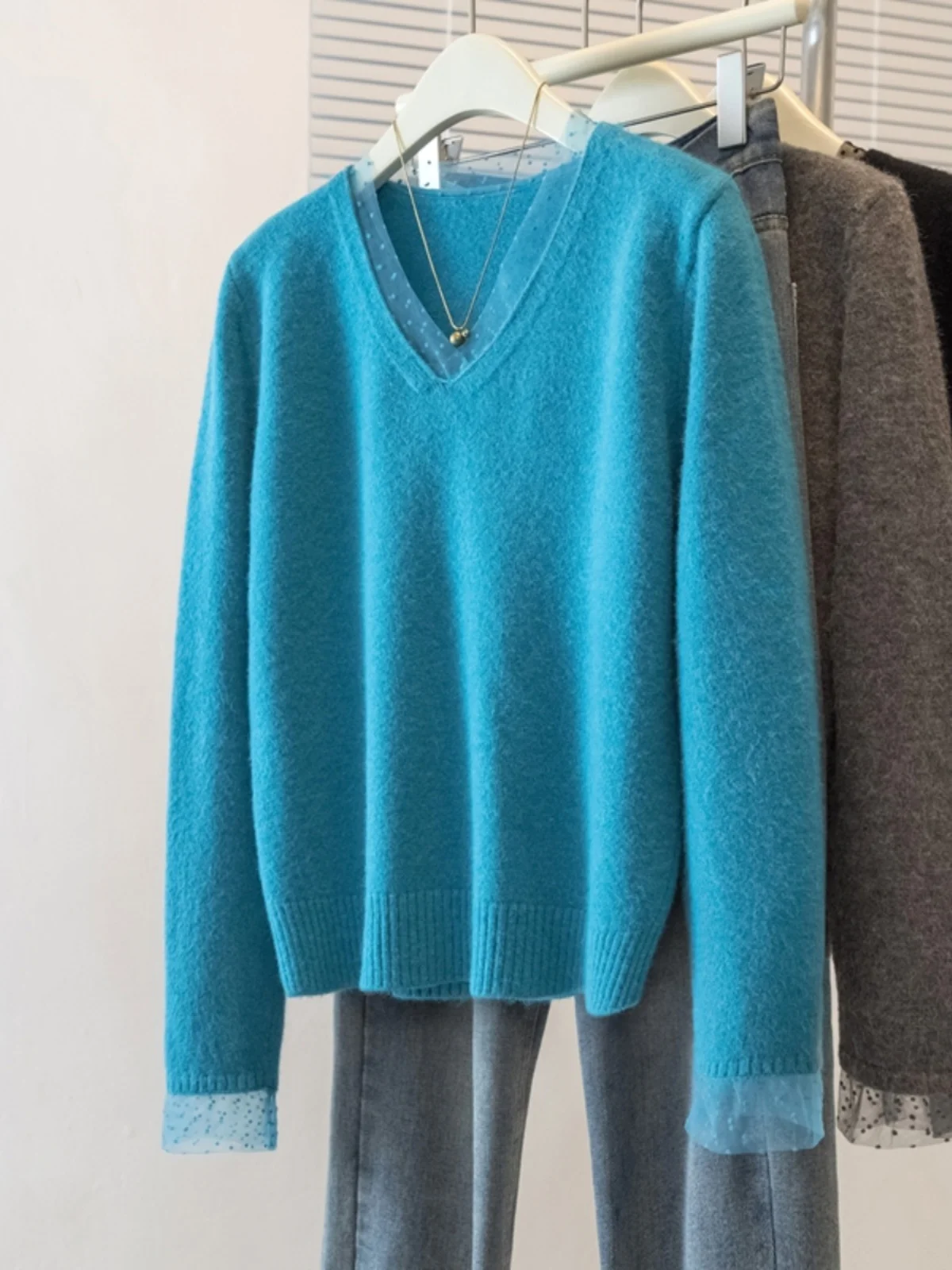 Dopamine Lake Blue V-neck Shoulder-length Women's Sweater Spring Large Size plus Size Polka Dot Mesh Splice Knitted Top
Dopamine Lake Blue V-neck Shoulder-length Women's Sweater Spring Large Size plus Size Polka Dot Mesh Splice Knitted Top