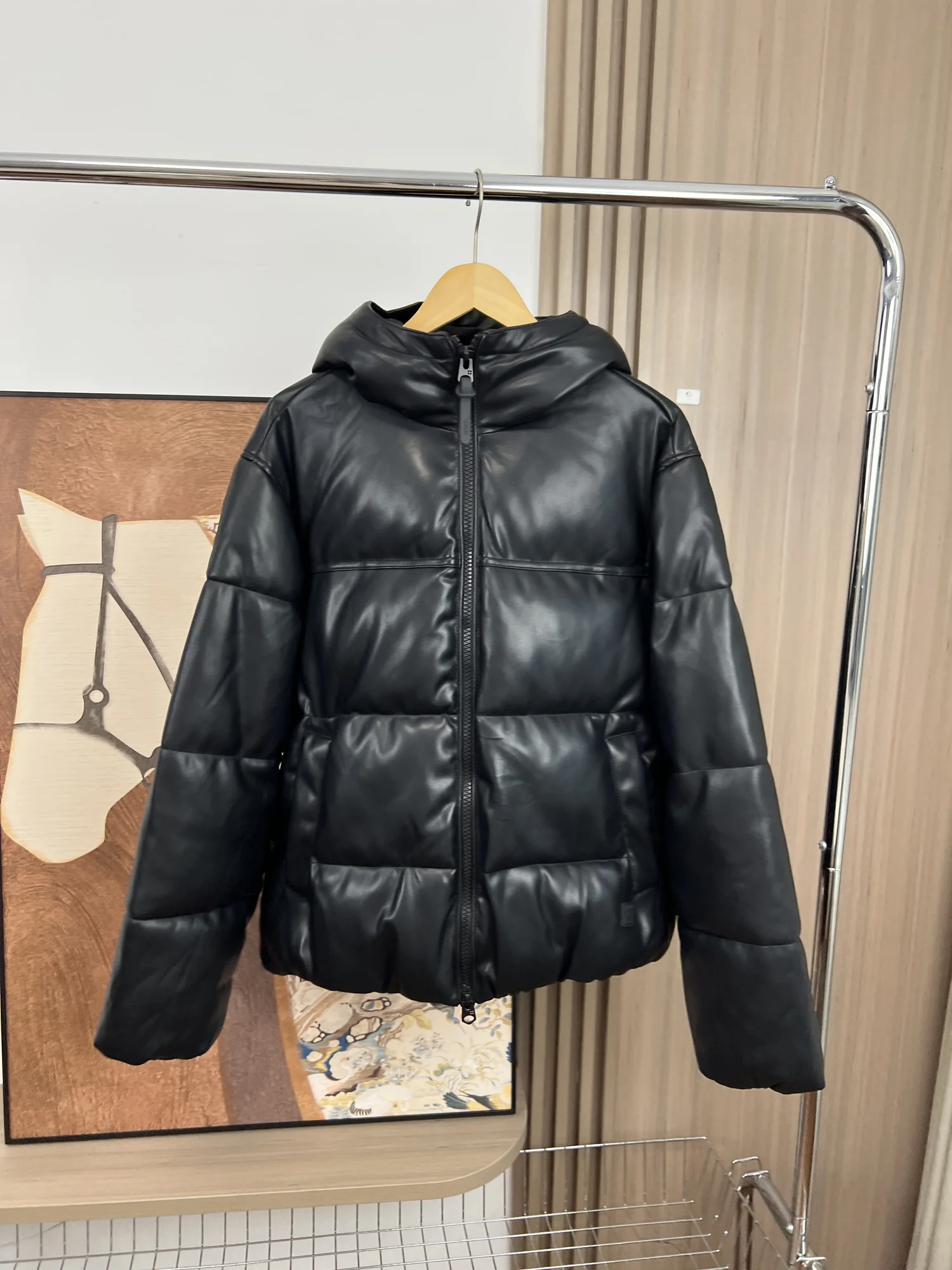 Men's Winter Hooded Jacket Fake Leather Fabric Warmth Couple Style Offline Cotton Padded Coat Fashion Urban Youth Zipper Closure
Men's Winter Hooded Jacket Fake Leather Fabric Warmth Couple Style Offline Cotton Padded Coat Fashion Urban Youth Zipper Closure