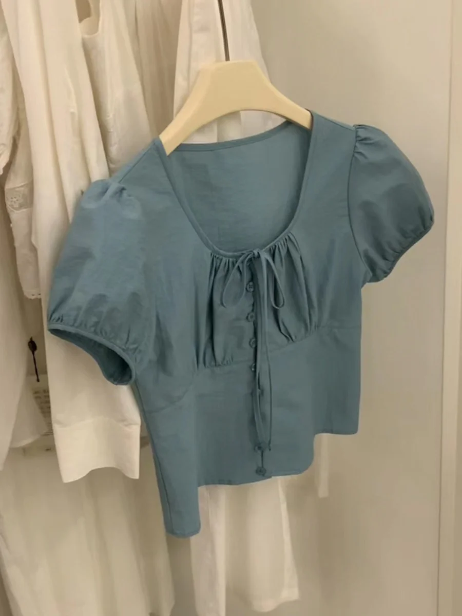 Синяя женская летняя модная блузка в горошек с круглым вырезом, бантом и рукавами-фонариками, омолаживающая образ
Синяя женская летняя модная блузка в горошек с круглым вырезом, бантом и рукавами-фонариками, омолаживающая образ