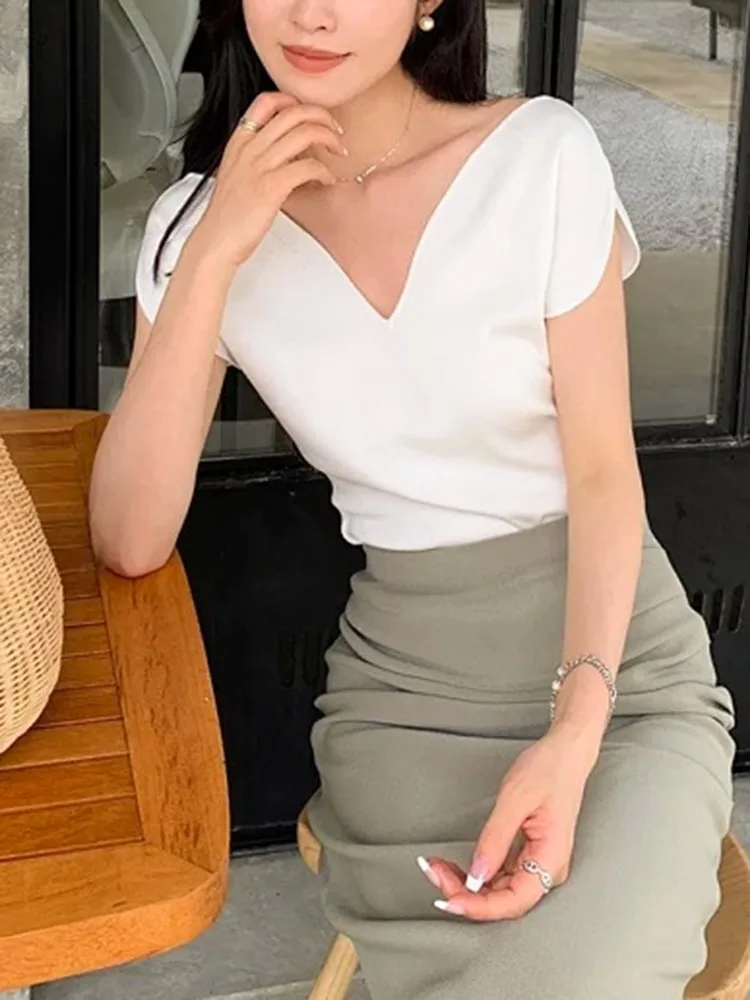 Solid Knitting T-Shirt Female Simple French V-neck Short Sleeve Tee 2023 Summer New Fashion Elegant Classic White Tops Woman
Solid Knitting T-Shirt Female Simple French V-neck Short Sleeve Tee 2023 Summer New Fashion Elegant Classic White Tops Woman
