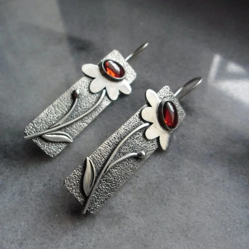 Ethnic Leaves Flower Hook Earrings Vintage Metal Silver Color Plant Blossom Inlaid Red Stones Dangle Earrings for Women Jewelry
Ethnic Leaves Flower Hook Earrings Vintage Metal Silver Color Plant Blossom Inlaid Red Stones Dangle Earrings for Women Jewelry