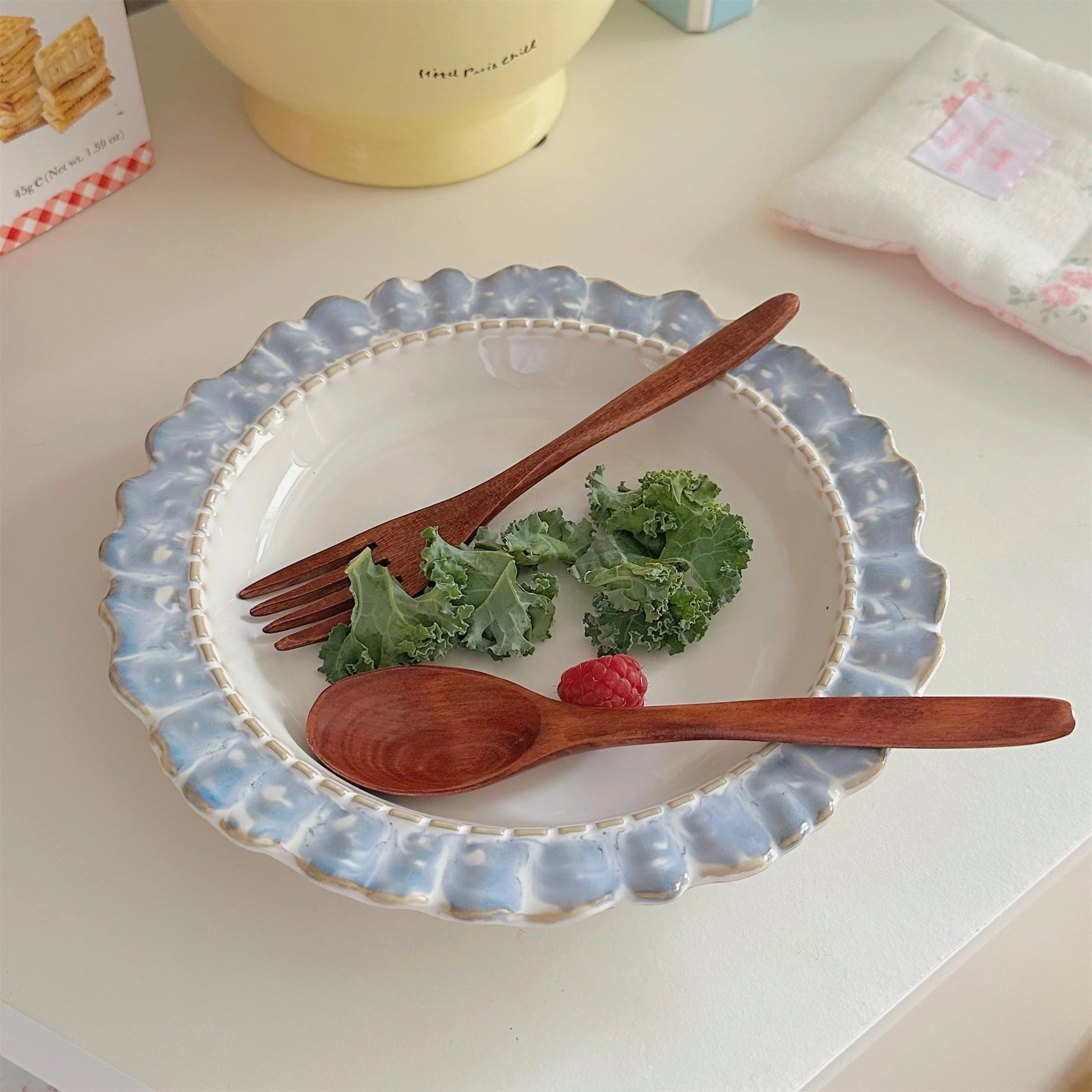 Синяя кружевная тарелка в стиле ретро Sle, обеденная тарелка в стиле вестерн, фруктовая тарелка Dert Di для домашнего использования, новый дизайн 2025, высококачественная тарелка Feeling Di
Синяя кружевная тарелка в стиле ретро Sle, обеденная тарелка в стиле вестерн, фруктовая тарелка Dert Di для домашнего использования, новый дизайн 2025, высококачественная тарелка Feeling Di