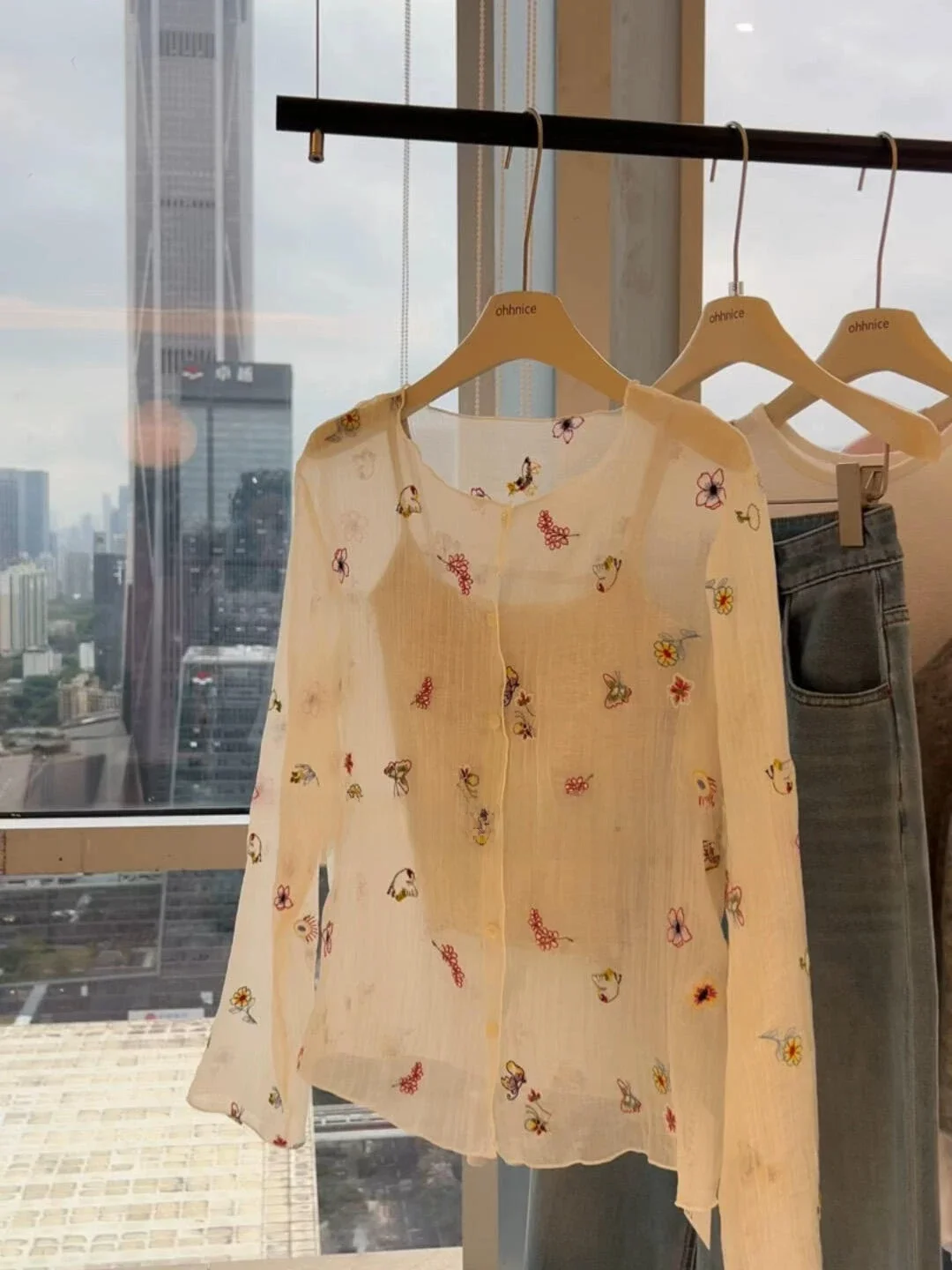 Lightweight Printed Summer Shirt Women's Loose Fit round Neck Sun Protection Breathable Fashionable Cover up Top
Lightweight Printed Summer Shirt Women's Loose Fit round Neck Sun Protection Breathable Fashionable Cover up Top