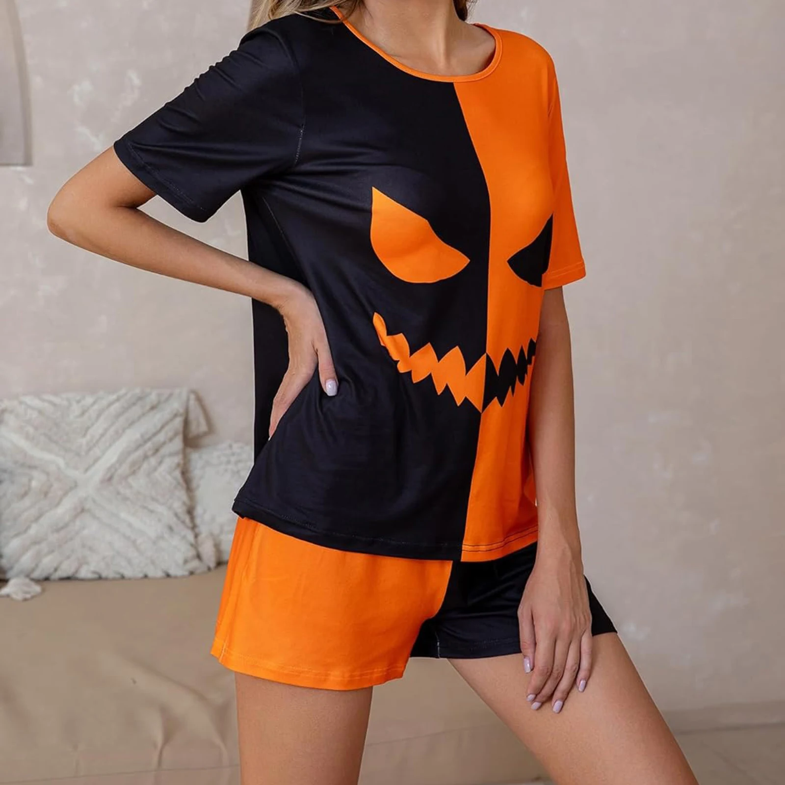 Рождественский женский комплект из двух предметов для Хэллоуина, милый топ с короткими рукавами и графическим принтом + шорты, комплект одежды для отдыха
Рождественский женский комплект из двух предметов для Хэллоуина, милый топ с короткими рукавами и графическим принтом + шорты, комплект одежды для отдыха