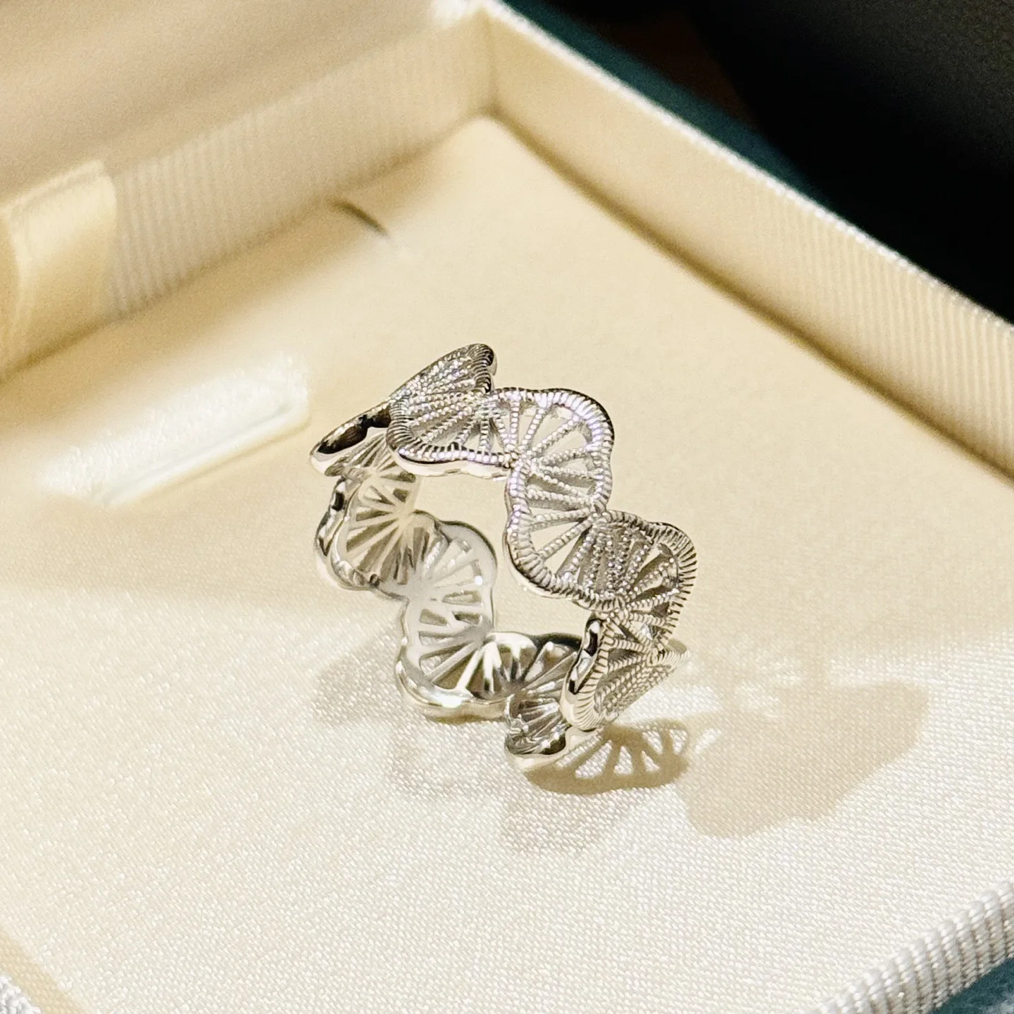 100% 925 Sterling Silver Openwork Technique Lace Skirt Hem Ring For Women Fine Jewelry
100% 925 Sterling Silver Openwork Technique Lace Skirt Hem Ring For Women Fine Jewelry