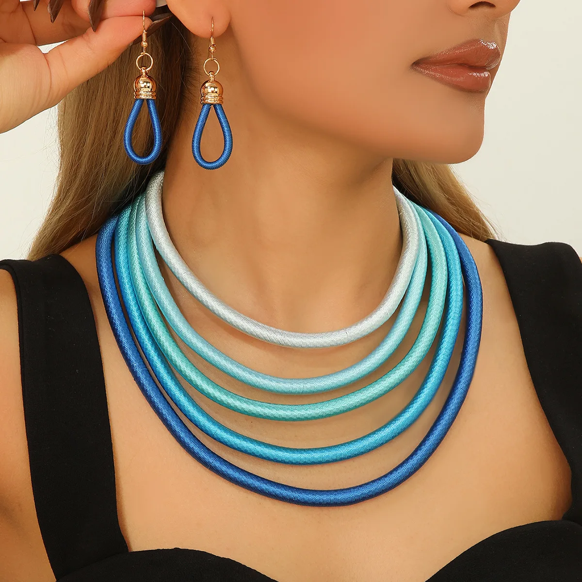 Многослойный комплект ювелирных изделий в проволоке, колье, серьги, комплект африканских аксессуаров, многослойное ожерелье с воротником, женское заявление
Многослойный комплект ювелирных изделий в проволоке, колье, серьги, комплект африканских аксессуаров, многослойное ожерелье с воротником, женское заявление