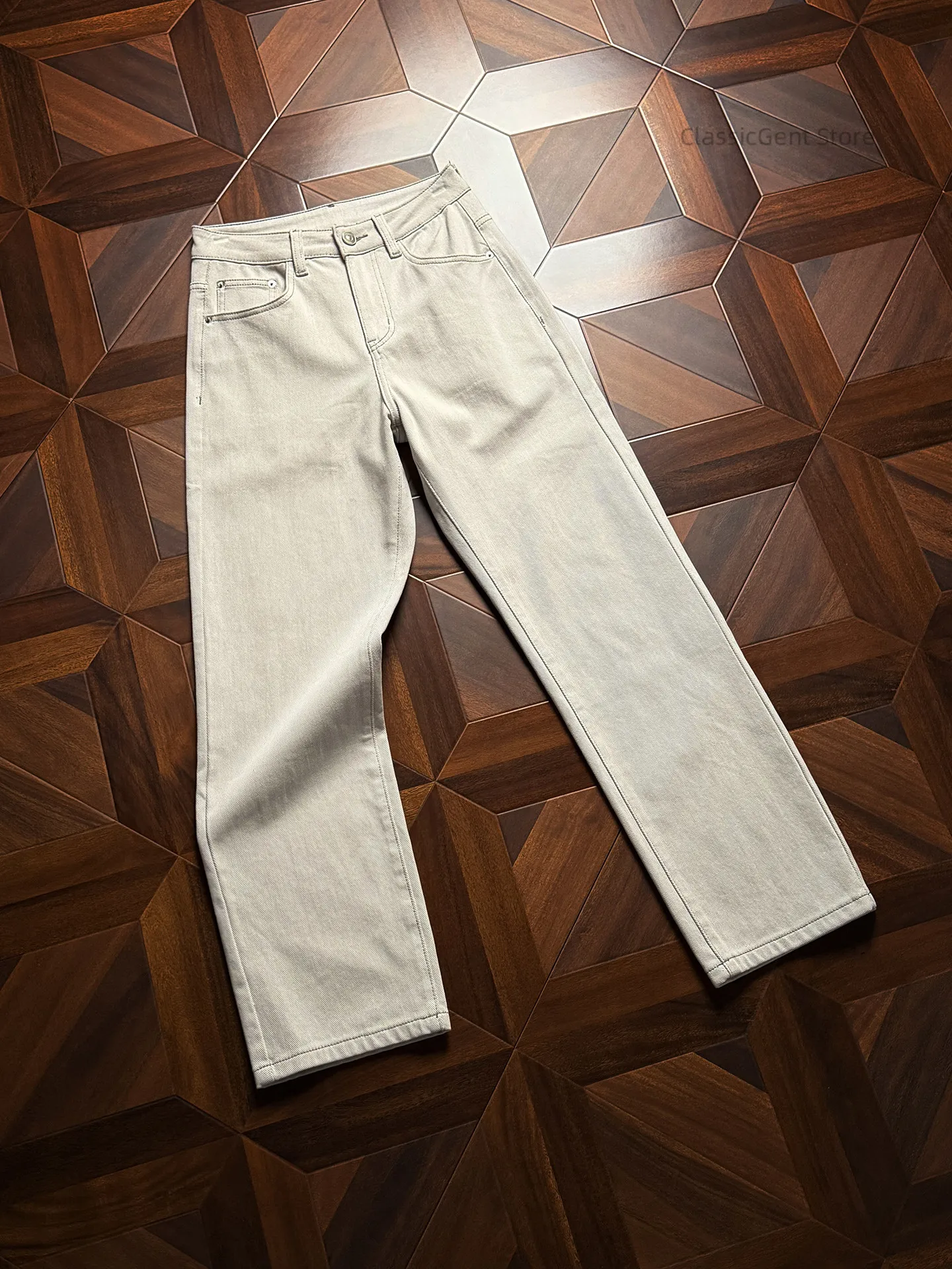 Soft, waxy, skin-friendly 10.5 oz beige commuter jeans, neat, clean and loose straight
Soft, waxy, skin-friendly 10.5 oz beige commuter jeans, neat, clean and loose straight