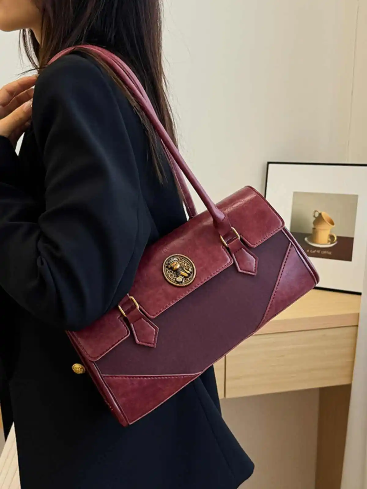 Burgundy Suede Large Capacity Women's Pillow Bag Autumn/Winter Frosted PU Splicing Shoulder Bags Retro Hand-held Briefcase Totes
Burgundy Suede Large Capacity Women's Pillow Bag Autumn/Winter Frosted PU Splicing Shoulder Bags Retro Hand-held Briefcase Totes