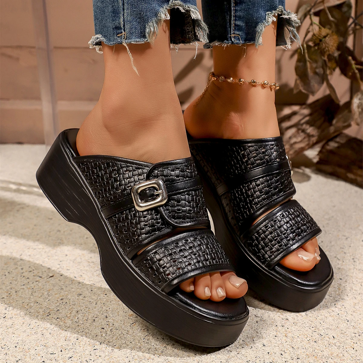 Женские сандалии на платформе с каблуком 5 см, мягкие шлепанцы из ЭВА, черные, модные женские шлепанцы на толстой подошве, летняя обувь, женские вьетнамки
Женские сандалии на платформе с каблуком 5 см, мягкие шлепанцы из ЭВА, черные, модные женские шлепанцы на толстой подошве, летняя обувь, женские вьетнамки