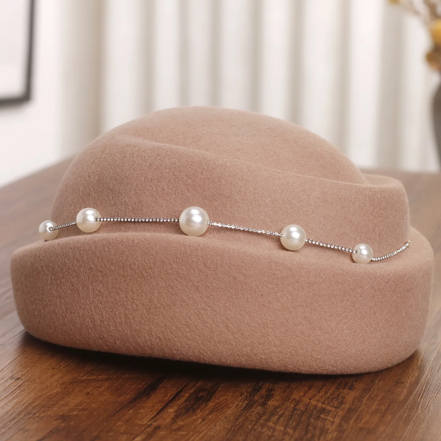 Модный шерстяной берет с жемчугом, женская осенне-зимняя шляпа стюардессы, свадебная французская элегантная шляпа-таблетка, классическая дизайнерская шляпа для бассейна
Модный шерстяной берет с жемчугом, женская осенне-зимняя шляпа стюардессы, свадебная французская элегантная шляпа-таблетка, классическая дизайнерская шляпа для бассейна