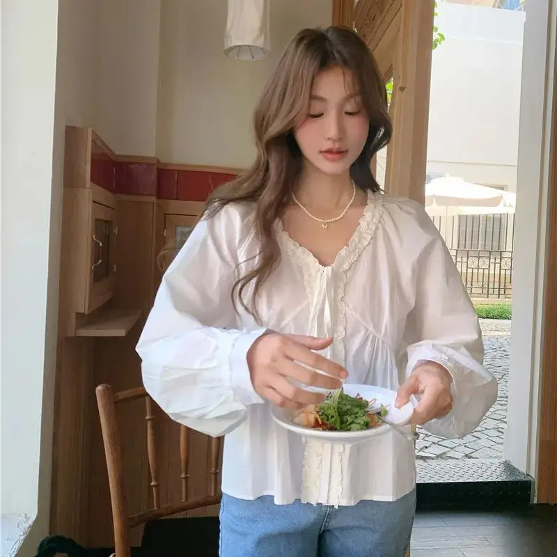 2025 Spring/Summer New French Style Fashion White Top Women's Lace up Mushroom Edge V-neck Long sleeved Shirt
2025 Spring/Summer New French Style Fashion White Top Women's Lace up Mushroom Edge V-neck Long sleeved Shirt