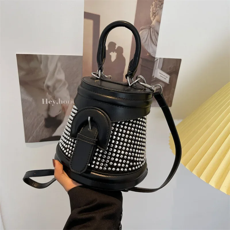 2025 Spring/summer New Women's Hand-held Horseshoe Buckle Retro Bucket Bag Fashion Bright Diamond Crossbody Box Bag Trend
2025 Spring/summer New Women's Hand-held Horseshoe Buckle Retro Bucket Bag Fashion Bright Diamond Crossbody Box Bag Trend